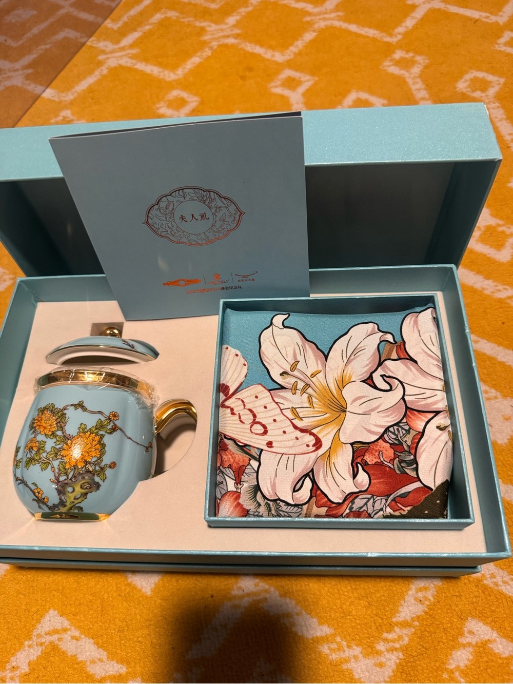 NIB Wensli Luxury 100% Mulberry Silk Scarf & Porcelain Cup State Gift Box Set